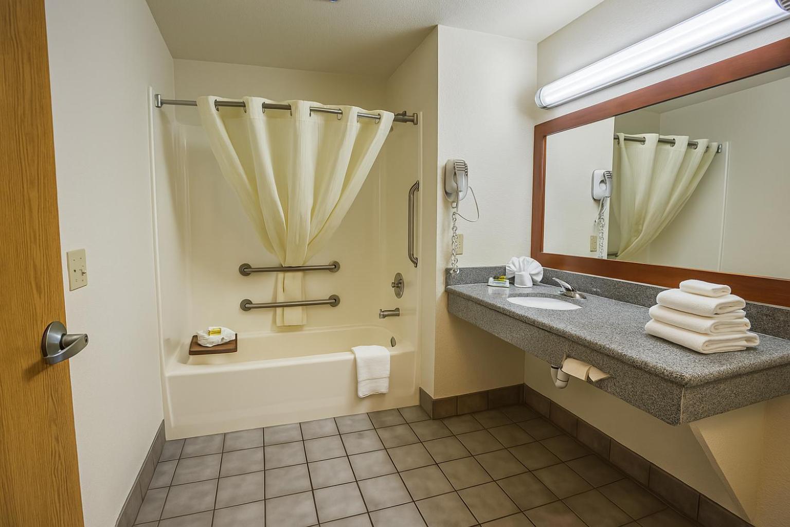 Creekside Inn & Suites Уиллитс Экстерьер фото